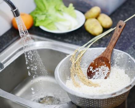 آیا شستن برنج باکتری های آنرا از بین می برد؟