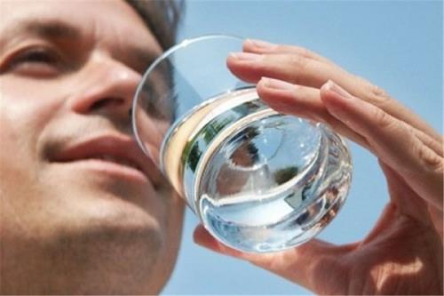 نوشیدن آب یخ بعد از غذا خوردن را ترک کنید